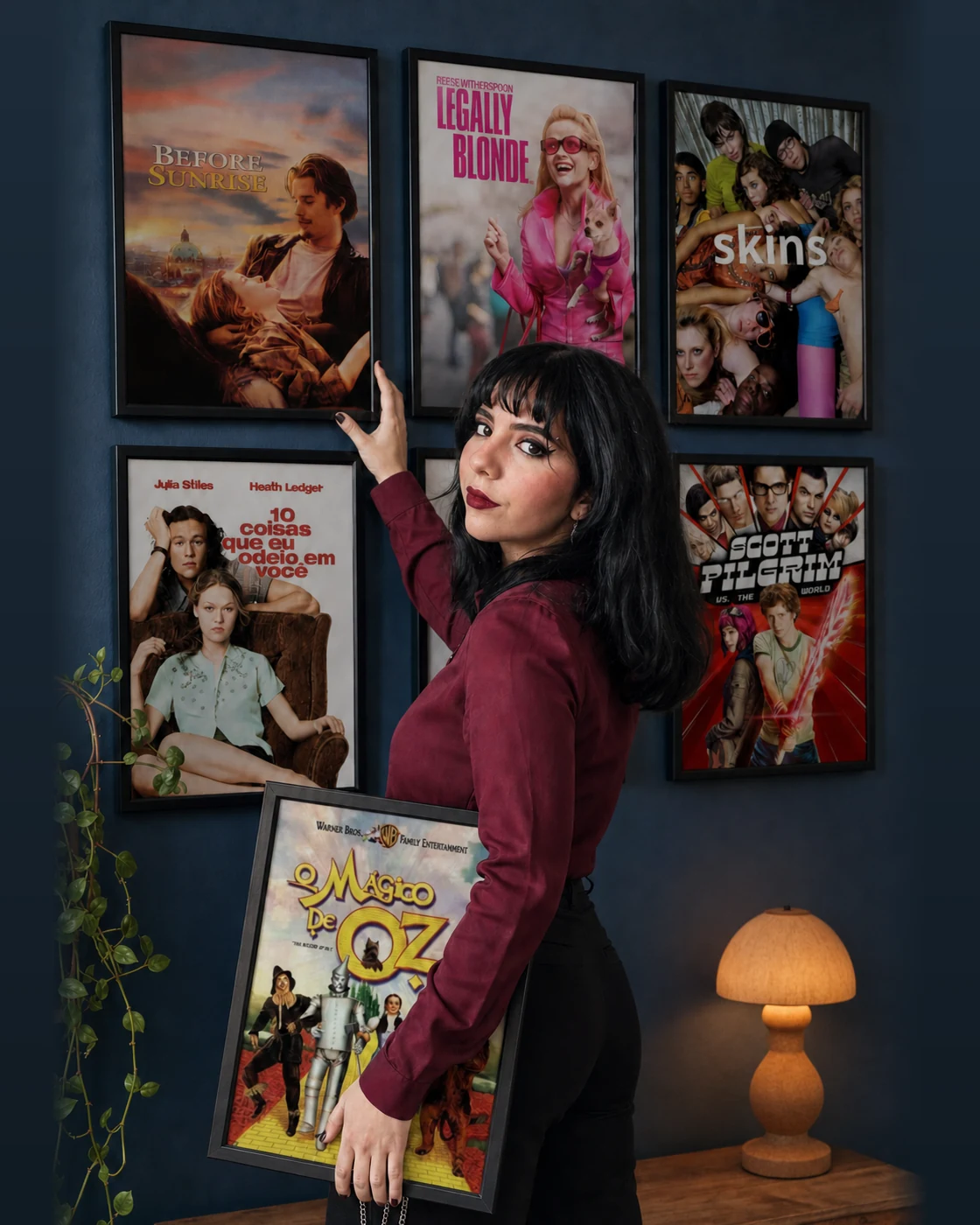 Daniela organizando uma parede com referências de filmes e séries