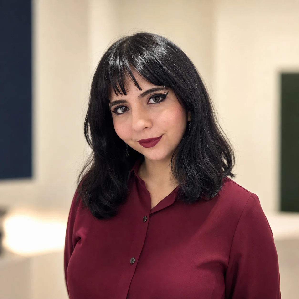 Retrato de Daniela Cesconetto usando camisa vinho