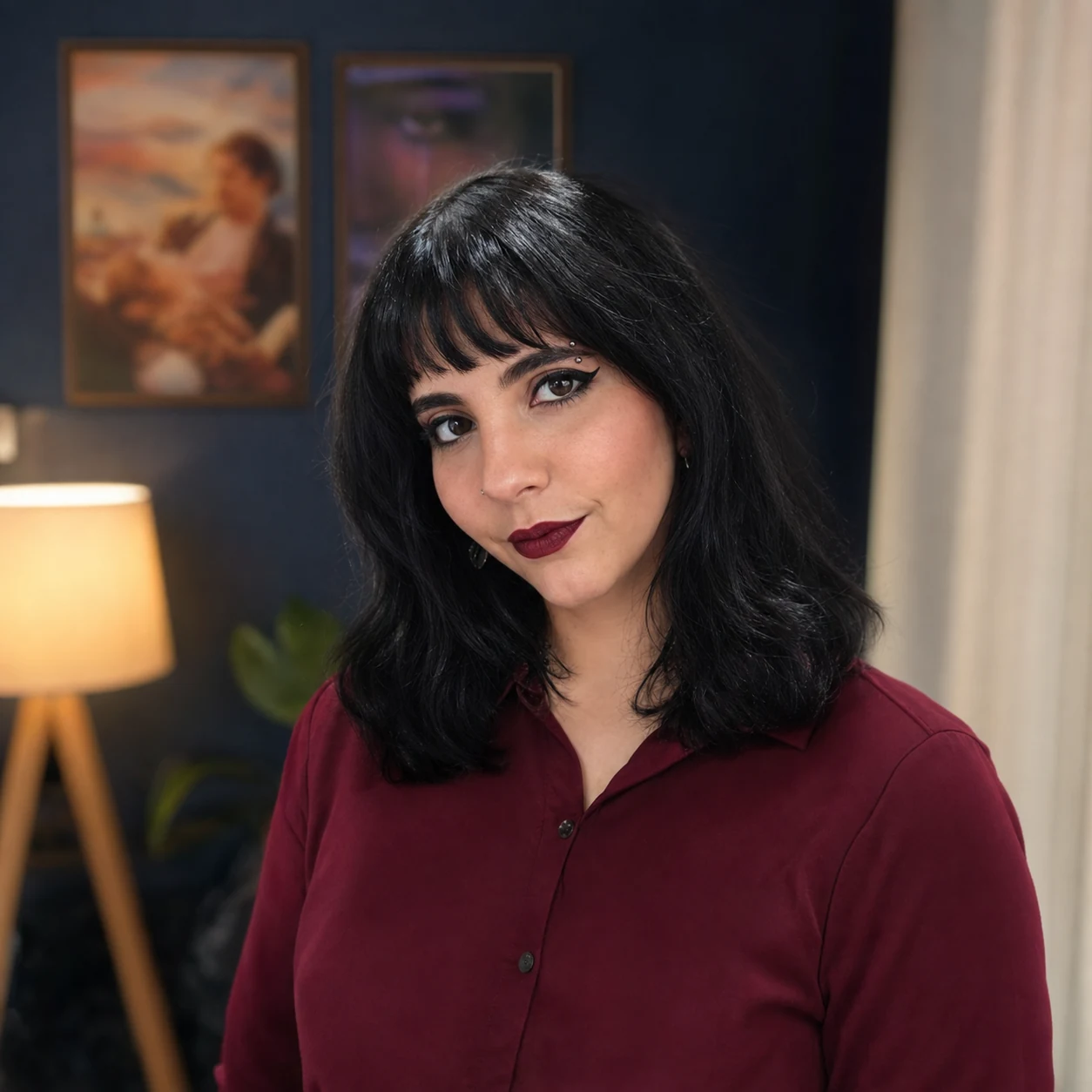 Daniela Cesconetto em seu consultório, usando camisa vinho
